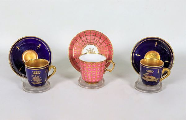 Lotto di tre tazzine con piattini in porcellana a varie policromie
