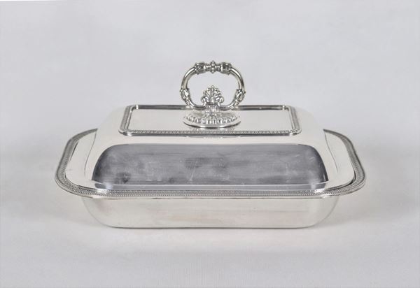 Rectangular silver vegetable dish with embossed palmette profiles, embossed and chiseled pommel gr. 1100