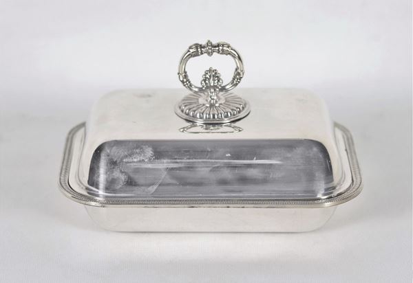 Rectangular silver vegetable dish with palmette embossed edge and chiseled pommel gr. 690