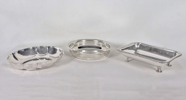 Embossed and chiseled silver metal lot of a fruit holder, an oval fruit bowl and a round fruit bowl