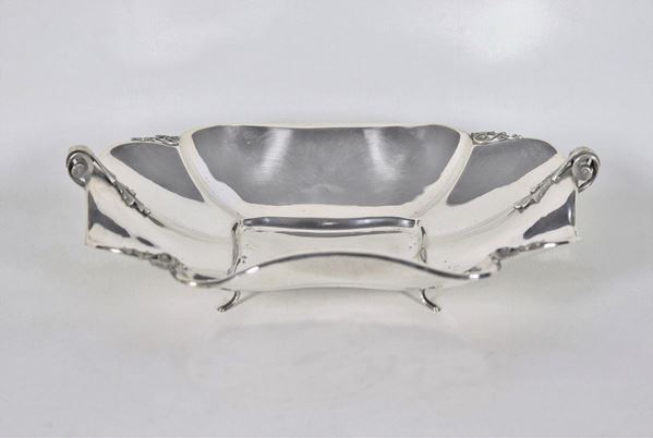 "Handkerchief" centerpiece with embossed and chiseled edges and handles, supported by four curved feet gr. 448