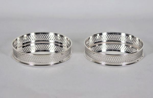 Pair of silver coasters with chiseled, embossed and perforated edges gr. 260