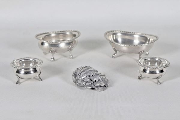 Lot in chiseled and embossed silver of two oval trays, two round salt racks and a shell covered in silver gr. 215