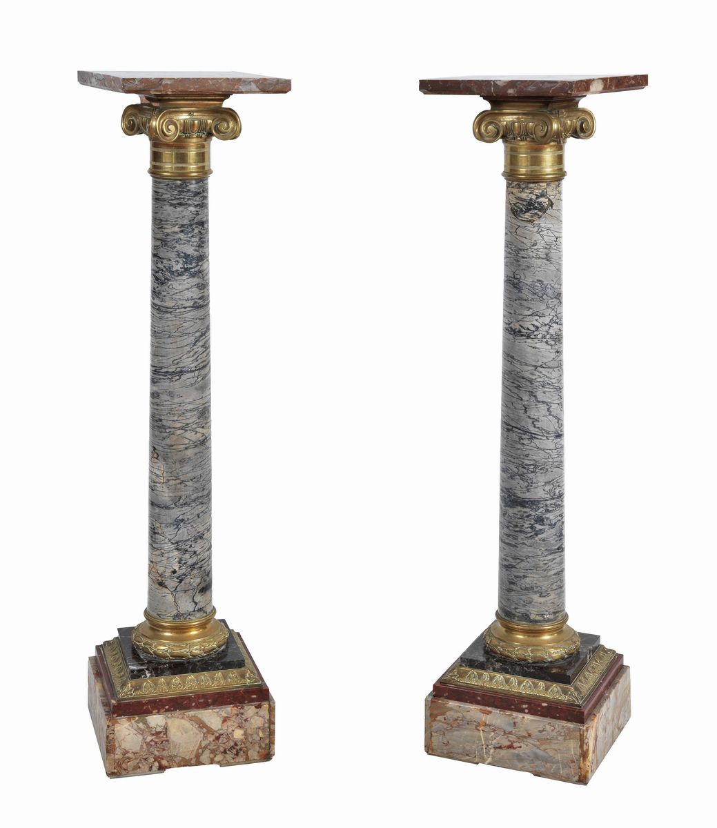 Coppia di colonne in marmo di cipollino fasciato di Caristo e vari marmi brecciati, con capitelli...