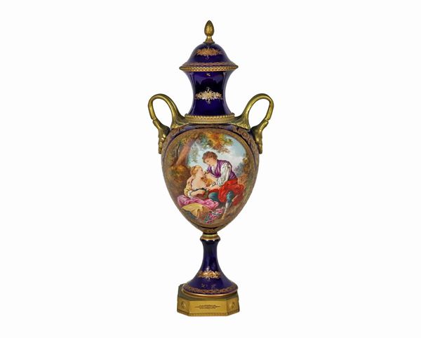French amphora vase in cobalt blue Sèvres porcelain, highlights in pure gold and bronzes