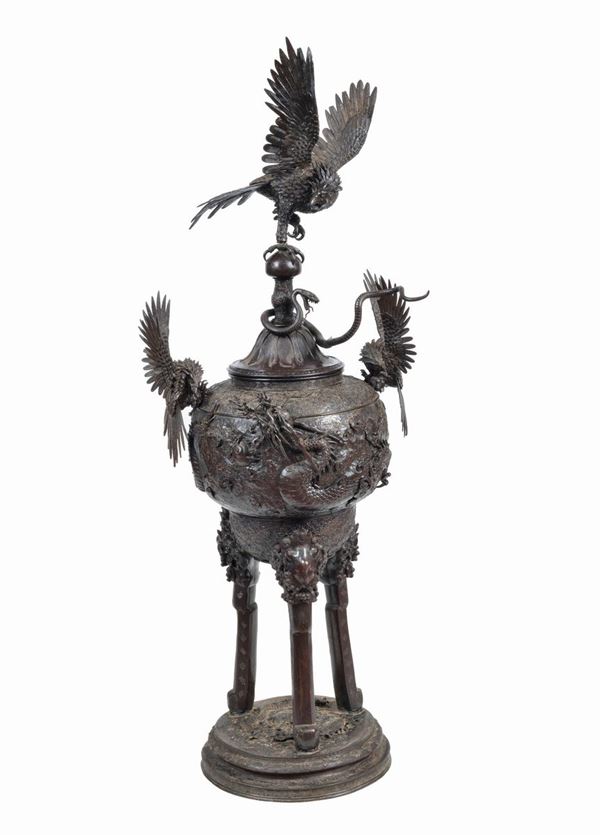 Large Japanese censer vase in bronze