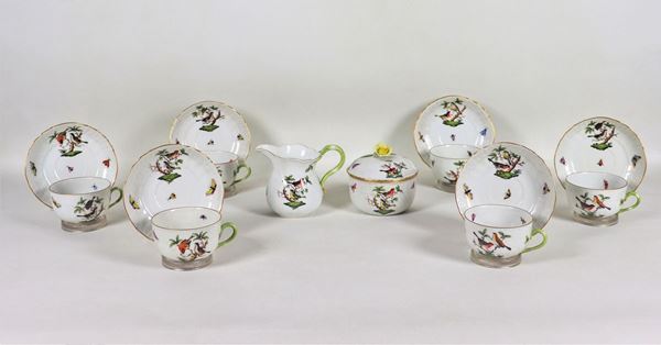 Lattiera, zuccheriera e sei tazze con piattini in porcellana di Herend con decorazioni variopinte a motivi di fiori, uccellini, insetti e farfalle (8 pz)