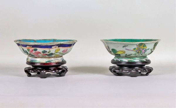 Coppia di antiche ciotole cinesi in porcellana decorate in smalto a mazzetti di fiori e farfalle