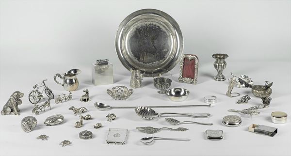 Lot in chiseled silver