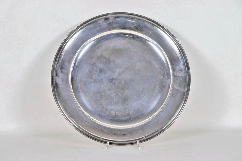Grande piatto tondo da portata in argento con bordo sbalzato gr. 1000