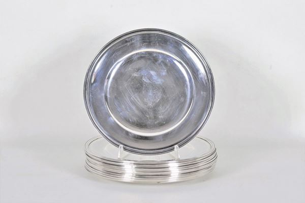 Lotto di dodici piatti piccoli in argento con bordi sbalzati gr. 2750