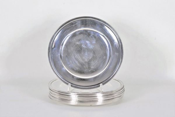 Lot of twelve small silver plates with embossed edges gr. 2750
