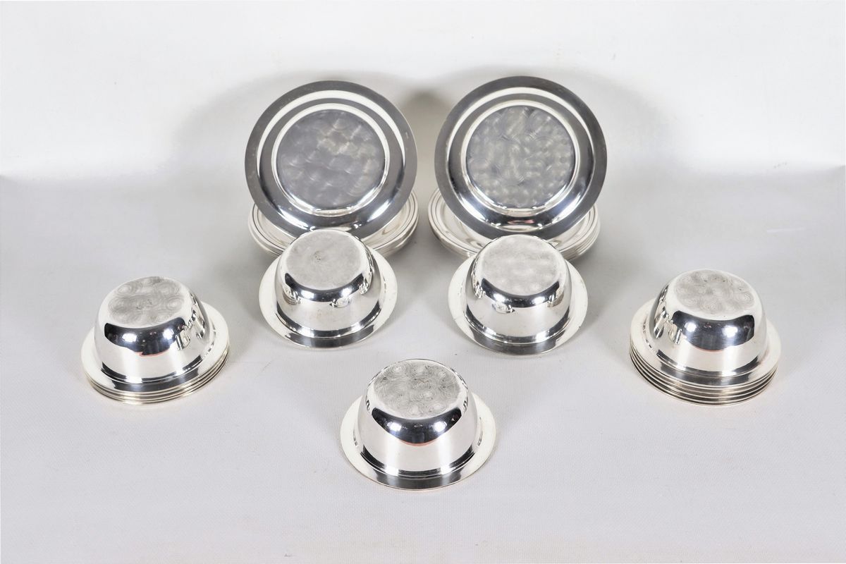 Lotto di dodici coppe con piattini per gelato in argento con bordi sbalzati (24 pz) gr. 3110