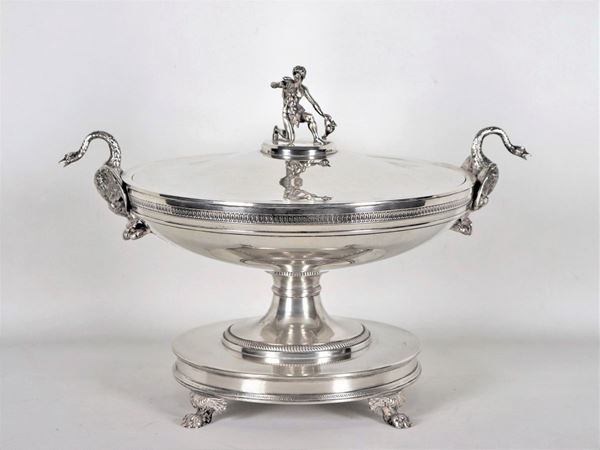 Large tureen in chiseled and embossed silver with Empire motifs gr. 2040