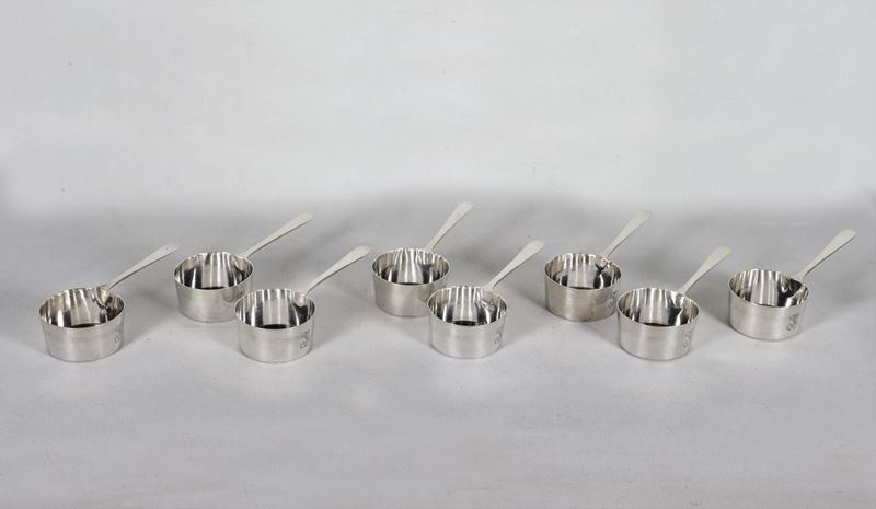 Lotto di otto pentolini in argento titolo 900 con monogramma inciso gr. 500