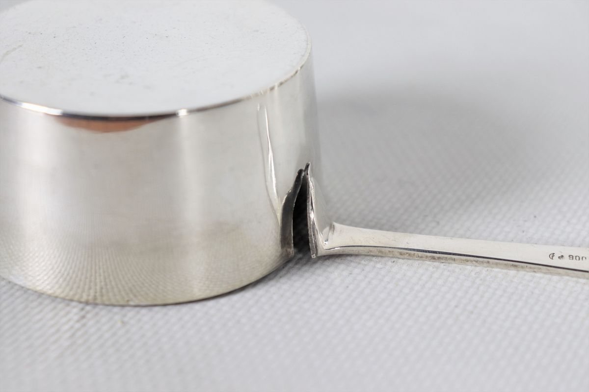 Lotto di otto pentolini in argento titolo 900 con monogramma inciso gr. 500