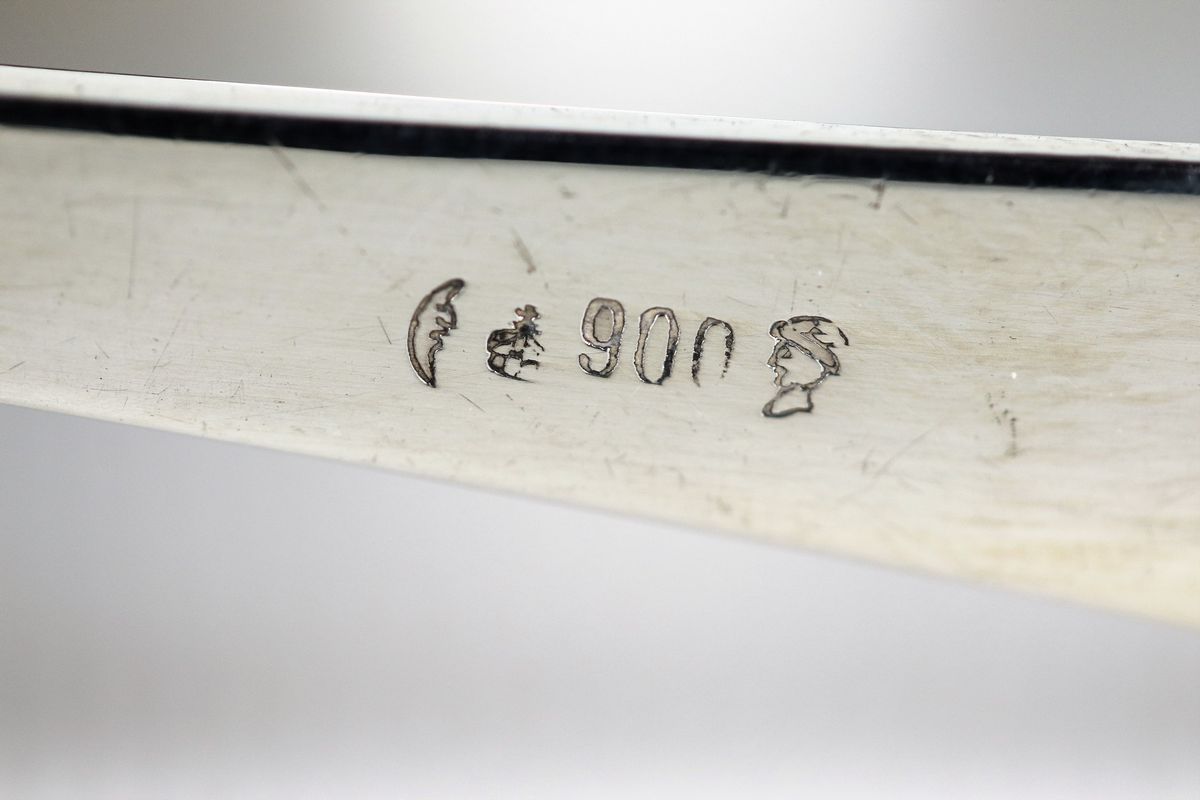 Lotto di otto pentolini in argento titolo 900 con monogramma inciso gr. 500