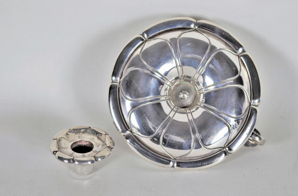 Bugia in argento cesellato e sbalzato gr. 210