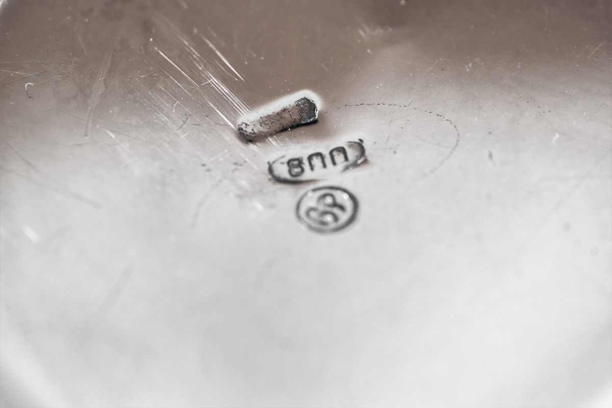 Lotto in argento di un'anforetta e due vasetti portafiore gr. 230