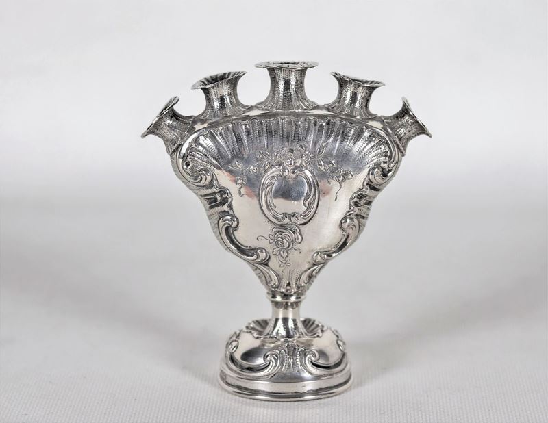 Piccola tulipaniera in argento gr. 120