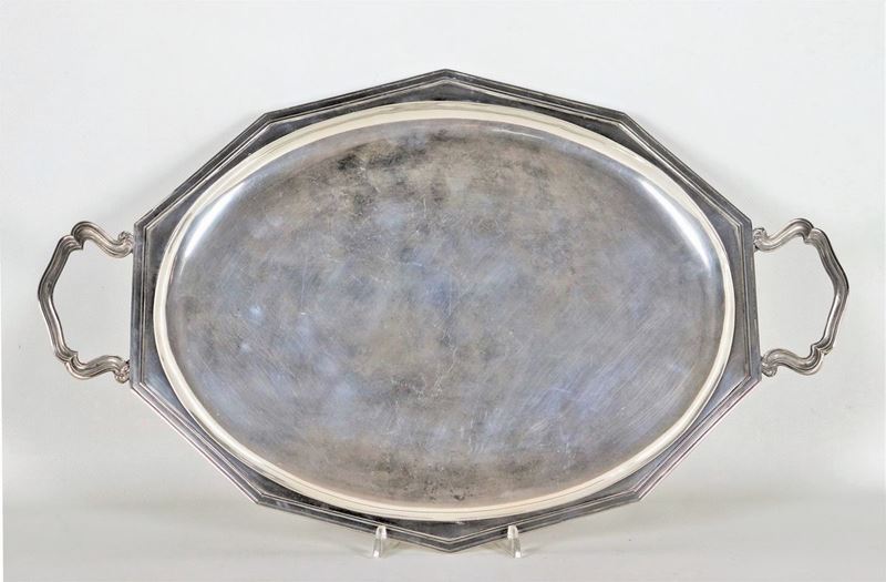 Vassoio in argento a forma ovale sagomata con due manici gr. 1290