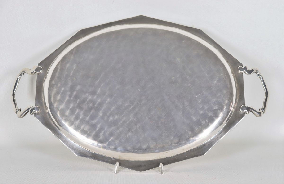 Vassoio in argento a forma ovale sagomata con due manici gr. 1290