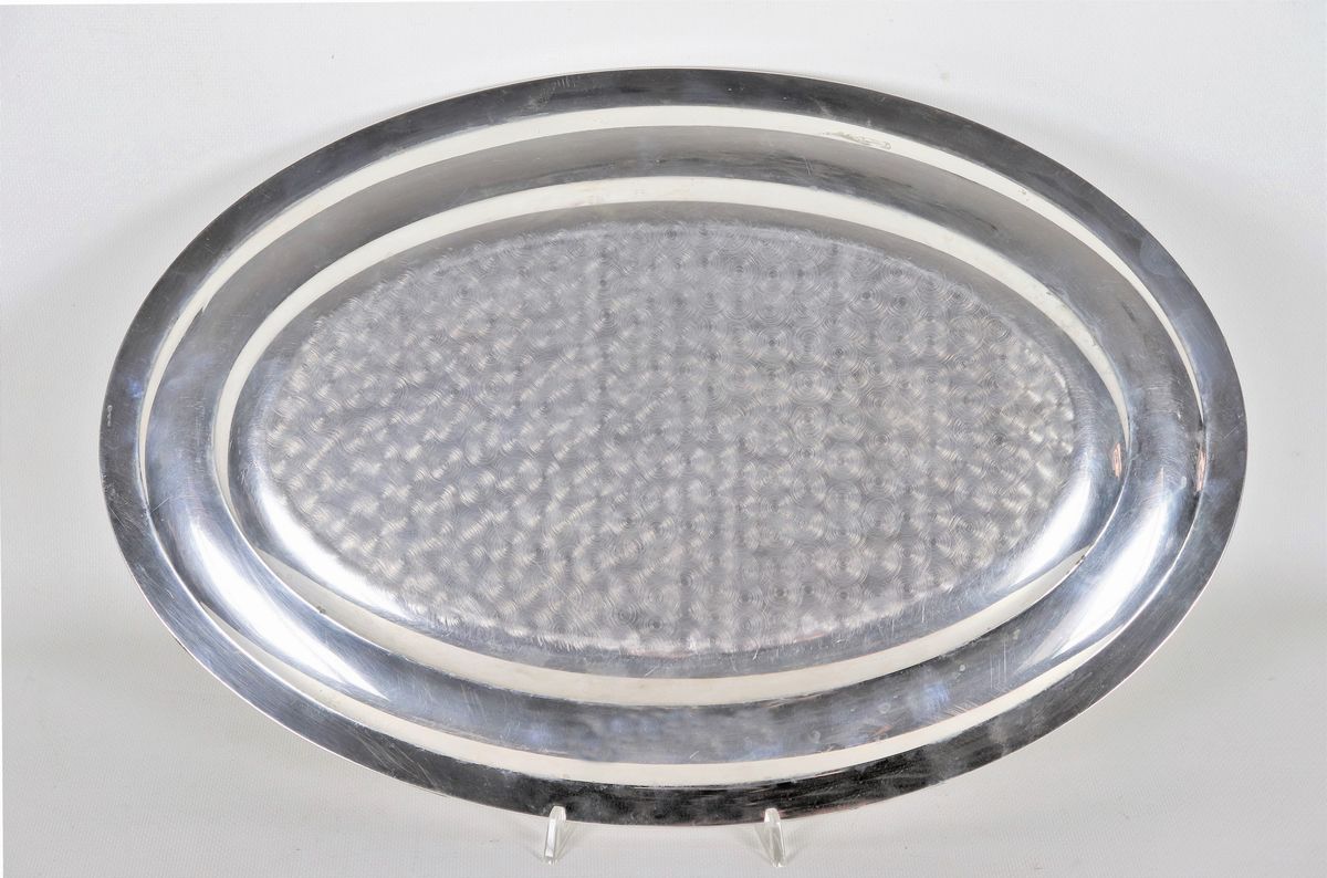 Piatto da portata ovale in argento con bordo sbalzato gr. 880