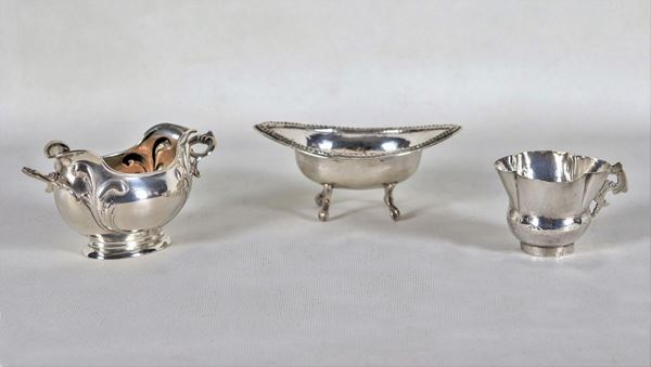 Antico lotto in argento di una zuccheriera, una saliera ovale e una tazzina sagomata (3 pz) gr. 240