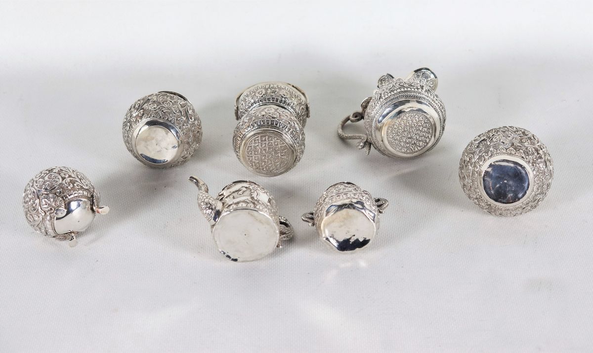 Lotto di sette modellini in argento orientale gr. 490