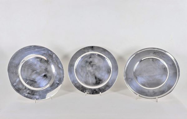 Lot of three serving plates in silver-plated metal