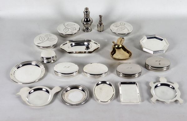 Lot in embossed silver metal (25 pcs)  - Auction FINE ART TIMED AUCTION and Furniture of Casale in Maremma and Private Collections. - Gelardini Aste Casa d'Aste Roma