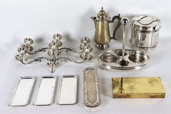 Lot in embossed and chiseled silver metal (10 pcs)  - Auction FINE ART TIMED AUCTION and Furniture of Casale in Maremma and Private Collections. - Gelardini Aste Casa d'Aste Roma
