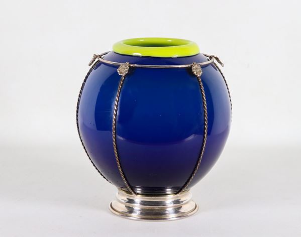 Piccolo vaso a boccia in vetro soffiato di Murano blu e giallo con applicazioni e base in argento