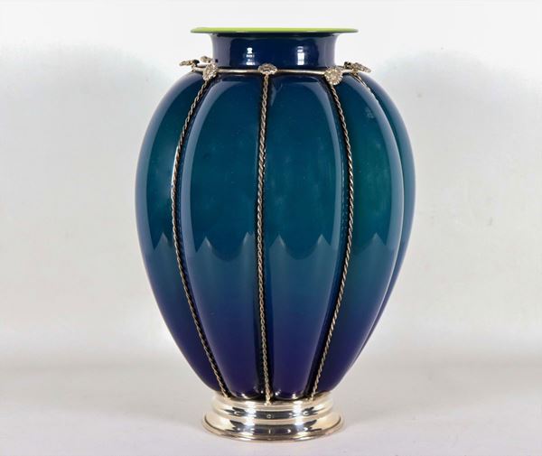 Vaso in vetro soffiato di Murano blu profondo e giallo con applicazioni e base in argento