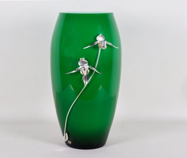 Vaso in vetro soffiato di Murano verde smeraldo con applicazioni di fiori e foglie in argento 925