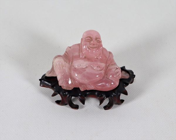 Piccolo "Buddha" cinese in quarzo rosa