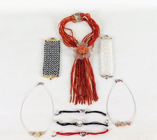 Lot of costume jewelery with 925 silver clasps and pendants  (1970s - 1980s)  - Auction FINE ART TIMED AUCTION and Furniture of Casale in Maremma and Private Collections. - Gelardini Aste Casa d'Aste Roma