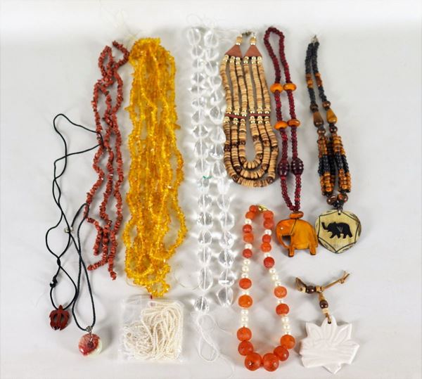 Lot of costume jewelery necklaces