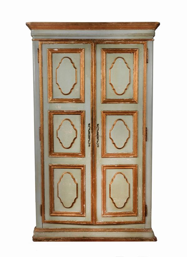 Armadio marchigiano a due sportelli in legno laccato verde e dorato con riquadri a bugnature di linea Luigi XIV 