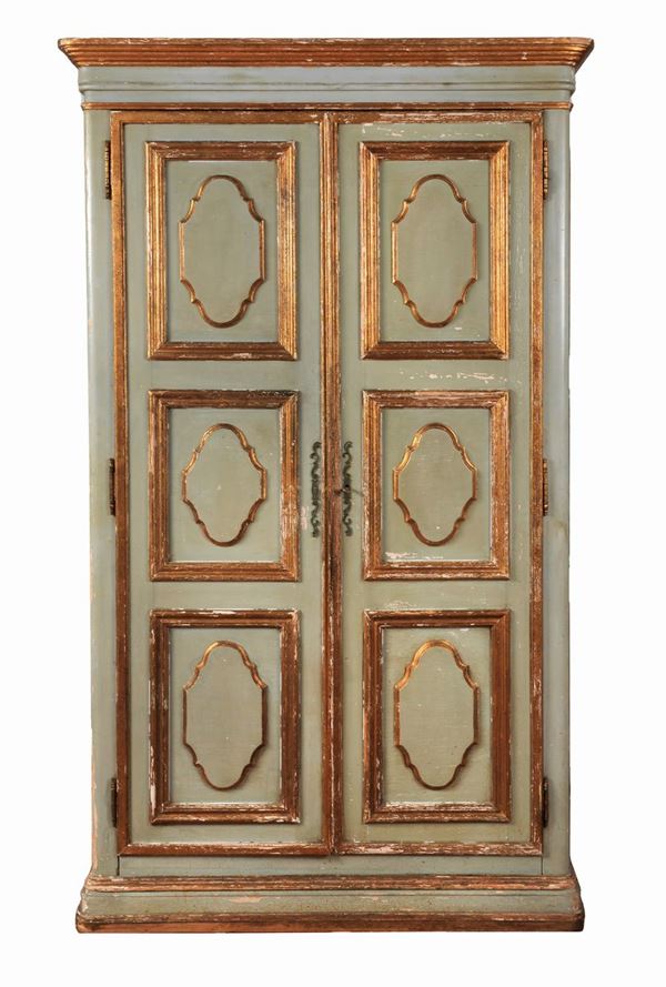 Armadio marchigiano a due sportelli in legno laccato verde e dorato con riquadri a bugnature di linea Luigi XIV 