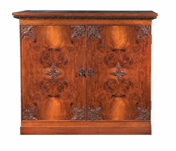 Credenza in noce e radica di noce a due sportelli