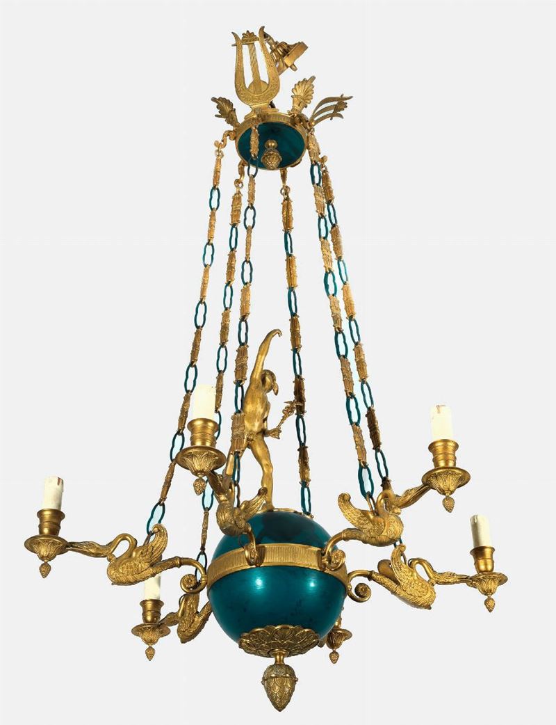 Lampadario francese in bronzo dorato e cesellato di linea Impero con al centro scultura di Mercur...