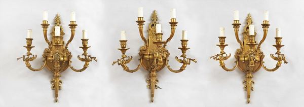 Lotto di tre appliques francesi in bronzo dorato e cesellato a motivi Impero, 5 luci ciascuna