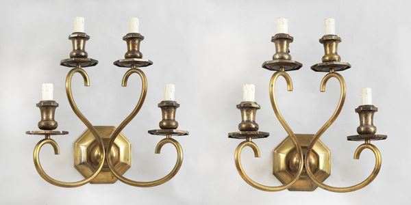 Coppia di appliques in bronzo dorato con bracci ricurvi, di linea Luigi XIV, 4 luci ciascuna