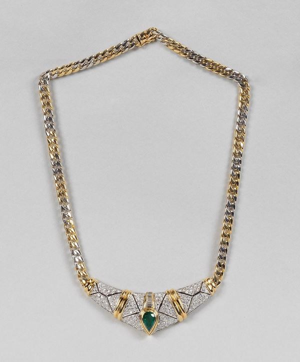 Curb link choker necklace in 750 white and yellow gold with central section set with teardrop emerald surrounded by a pave of 160 brilliant-cut diamonds and 5 rectangular step-cut diamonds. Approx. 73.6 g. Emerald approx. 1.90 ct, diamonds approx. 4.80 ct. Length approx. 42.5 cm.