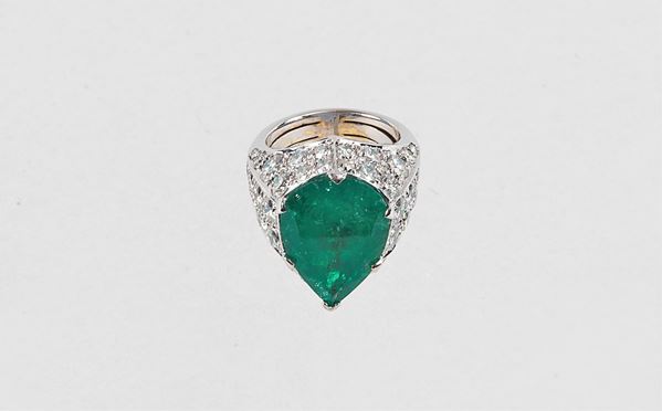 Ring in 750 white gold band modeled, set with a central teardrop emerald surrounded by a pave of 48 brilliant-cut diamonds. About 12.90 g. Emerald Ct about 7.80. Diamonds ct 3.60 approx. Measure 8.