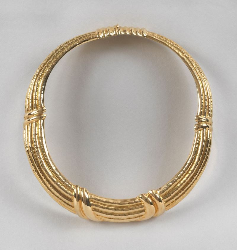 Girocollo in oro giallo 750 a segmenti rigidi. Gr. 111 circa