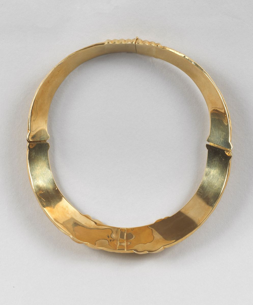 Girocollo in oro giallo 750 a segmenti rigidi. Gr. 111 circa