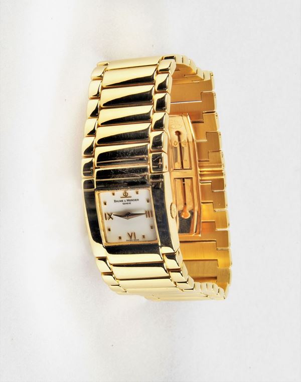 Orologio bracelet da donna in oro giallo K18 Marca Baume & Mercier modello Catwalk, cassa quadrata, quadrante bianco con numeri romani e punti a rilievo, vetro zaffiro. Movimento al quarzo, impermeabile, doppia chiusura déployante
