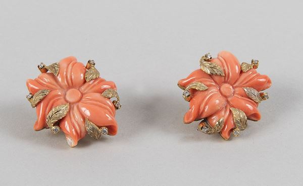 Coppia di orecchini a fiore in corallo rosa, oro giallo 750 e 12 piccoli diamanti. Peso totale gr. 58 circa.